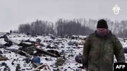 Esta imagen tomada de un material publicado por el Comité de Investigación Ruso el 26 de enero de 2024 muestra lo que, según los investigadores, es el lugar del accidente del avión de transporte militar ruso IL-76 en la región de Belgorod.