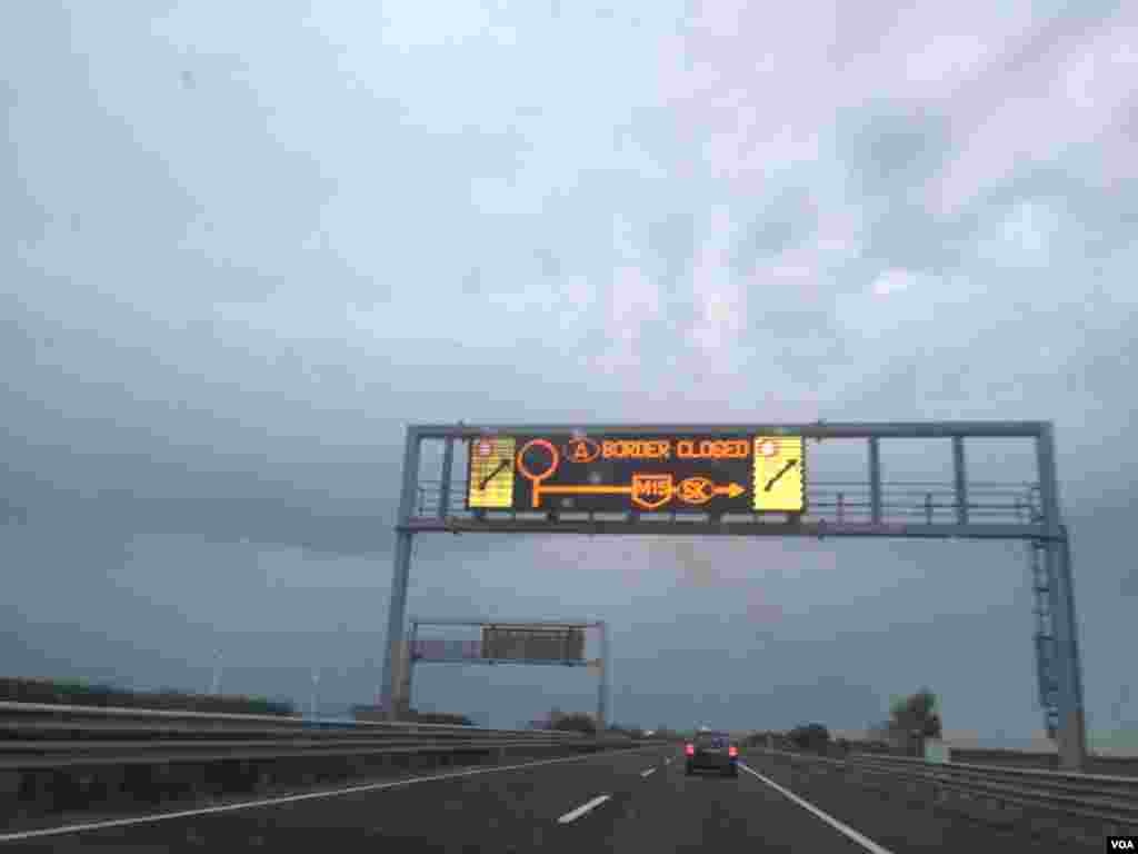 "Border Closed” signs in Hungarian and English displayed on the road from the border with Austria, Sept. 15, 2015. (Heather Murdock/VOA)