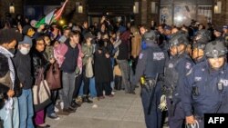 TOPSHOT - Maafisa wa Polisi wa New York wakikabiliana na waandamanaji na kuondoa mahema yaliyowekwa na wanafunzi wanaowaunga mkono wananchi wa Palestina katika eneo la Chuo Kikuu cha New York wakipinga vita kati ya Hamas na Israel, New York Aprili 22, 2024. 
