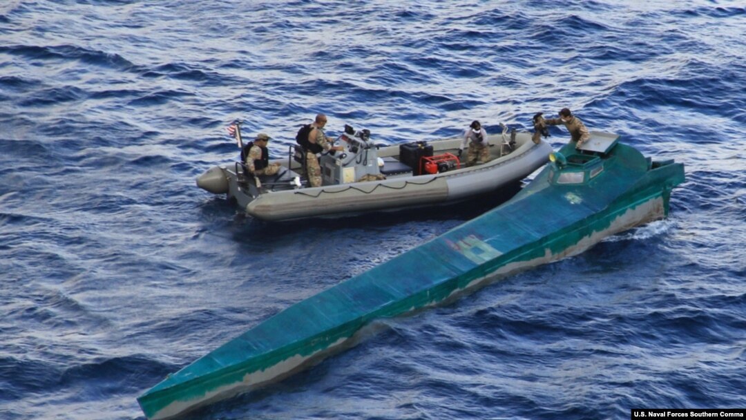 La embarcación interceptada por el ejército de EE.UU. llevaba aproximadamente 3.000 libras de cocaína, dijeron las autoridades. [Foto cortesía de la Guardia Costera de EE.UU.].