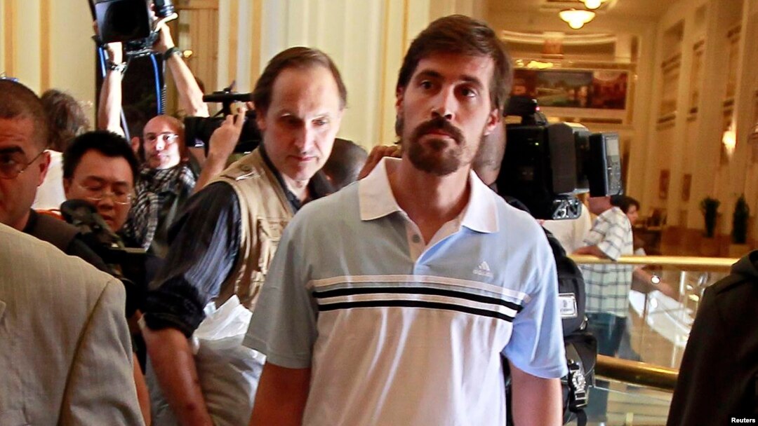 Foto del periodista James Foley (derecha) después de ser liberado por el gobierno sirio en el hotel Rixos en Tripoli.