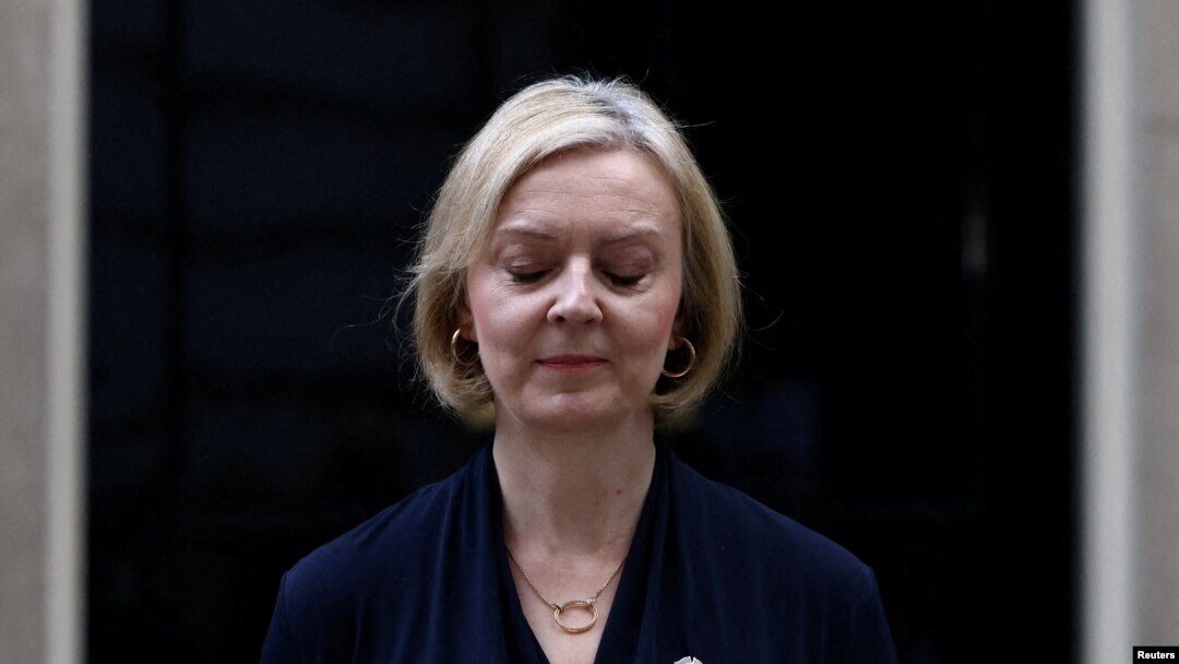 La primera ministra británica Liz Truss anuncia su renuncia, en las afueras del número 10 de Downing Street, Londres, Gran Bretaña, 20 de octubre de 2022. REUTERS/Henry Nicholls