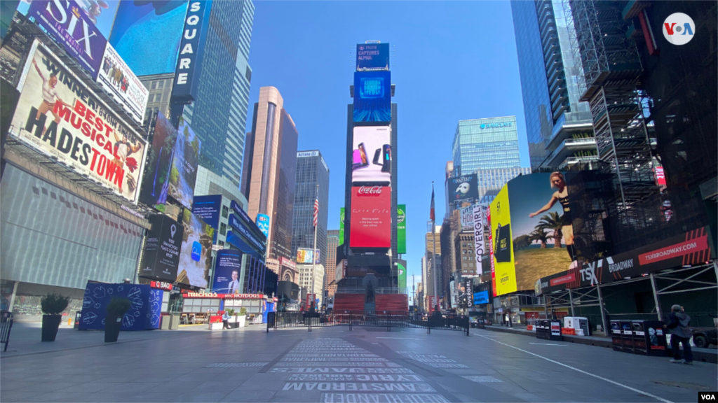 Times Square, el gran ícono de la ciudad, por donde pasan 50 millones de personas cada año, hoy se encuentra desierto. 