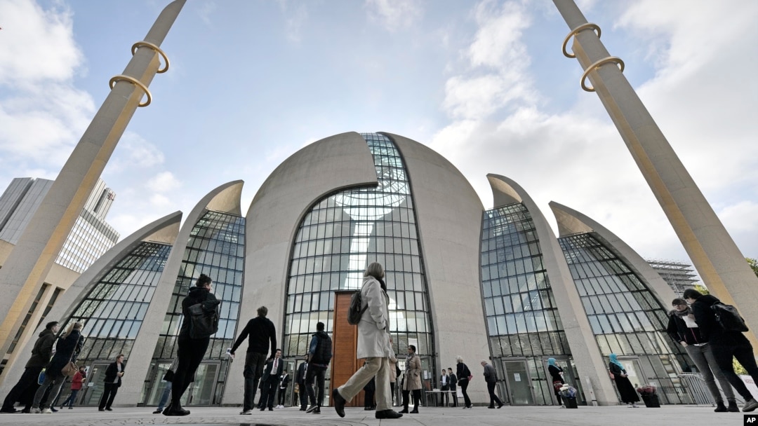 Almanya'nın Köln şehrindeki Merkez Camii.