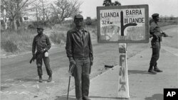 O fundador e líder histórico da FNLA, Holden Roberto (centro) fotografado em Angola, em 1975. 