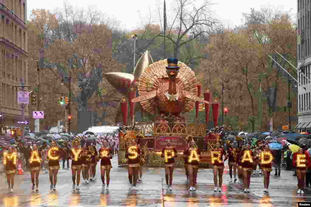 El desfile comenzó a las 8:30 de la mañana en el Upper West Side de Manhattan para terminar, 4 kilómetros más adelante, en la tienda insignia de Macy's en Herald Square. 