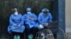 Trabajadores de salud usan mascarillas y protectores faciales contra la propagación del nuevo coronavirus en el Instituto Hondureño de Seguridad en Tegucigalpa, donde un paciente murió el 31 de marzo de 2020.