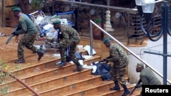 Soldados del gobierno toman posiciones en el centro comercial Westgate, en Nairobi.