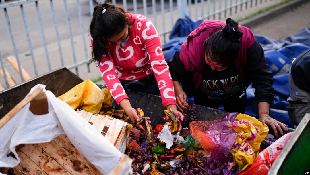 Mujeres recogen productos desechados en el mercado central de frutas y verduras en Buenos Aires, Argentina, el viernes 10 de mayo de 2024.