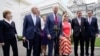 El presidente Joe Biden, con un grupo bipartidista de senadores, habla el 24 de junio de 2021 frente a la Casa Blanca en Washington.