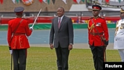 Uhuru Kenyatta akimaliza kukagua gwaride kabla ya kula kiapu kiwanjani Kasarani Nairobi.