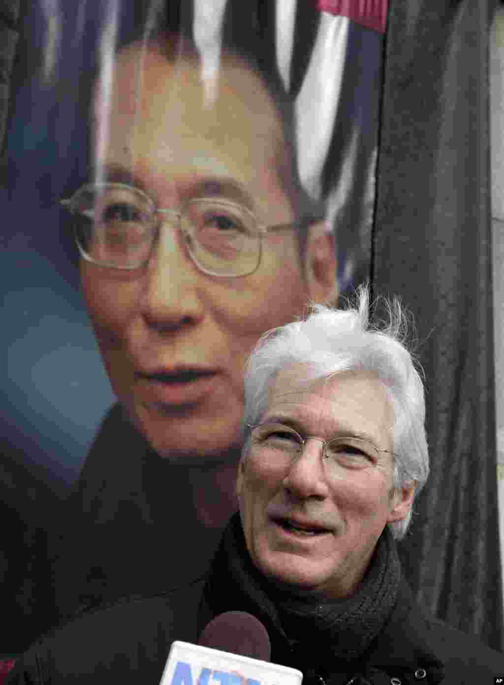 在紐約聯合國總部對面的集會中,在劉曉波的照片前面,美國著名演員理察基爾接受採訪(2012年12月10日)