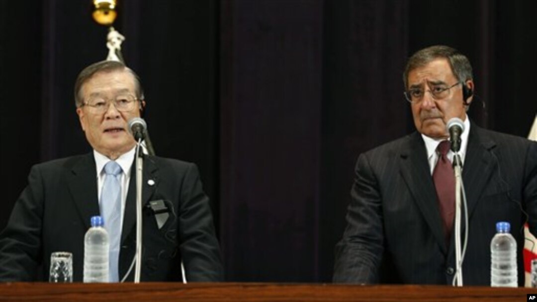 美國國防部長帕內塔(右)和日本防衛大臣森本敏星期一在東京舉行聯合新聞發佈會