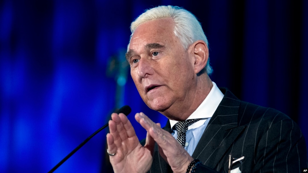 Roger Stone, aliado y asesor del presidente Donald Trump, fue arrestado en su casa Florida. Enfrenta siete cargos que incluyen manipulación de testigos, obstrucción y declaraciones falsas.