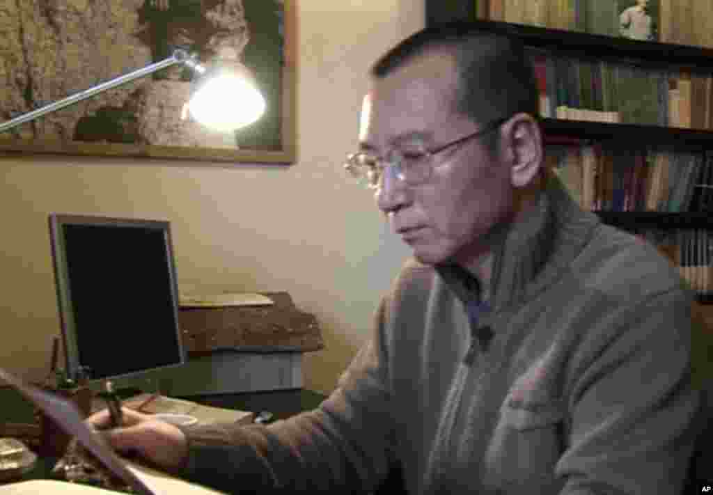 2008年1月6日,视频截图显示刘晓波在家里阅读一个文件。