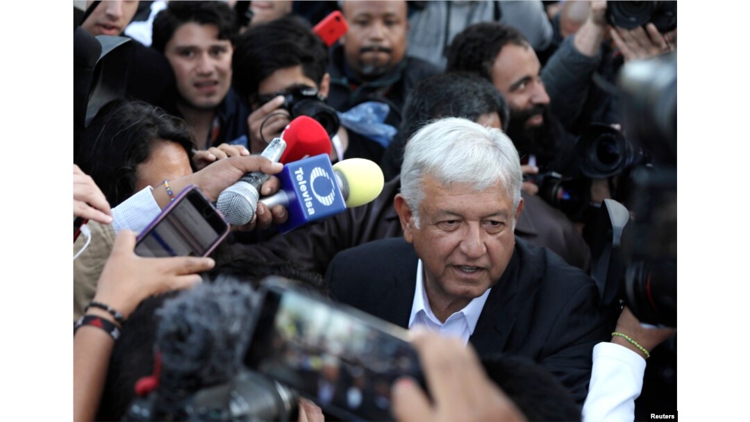 Andrés Manuel López Obrador, favorito en la elección presidencial de México, llega a votar en Ciudad de México. Julio 1 de 2018.
