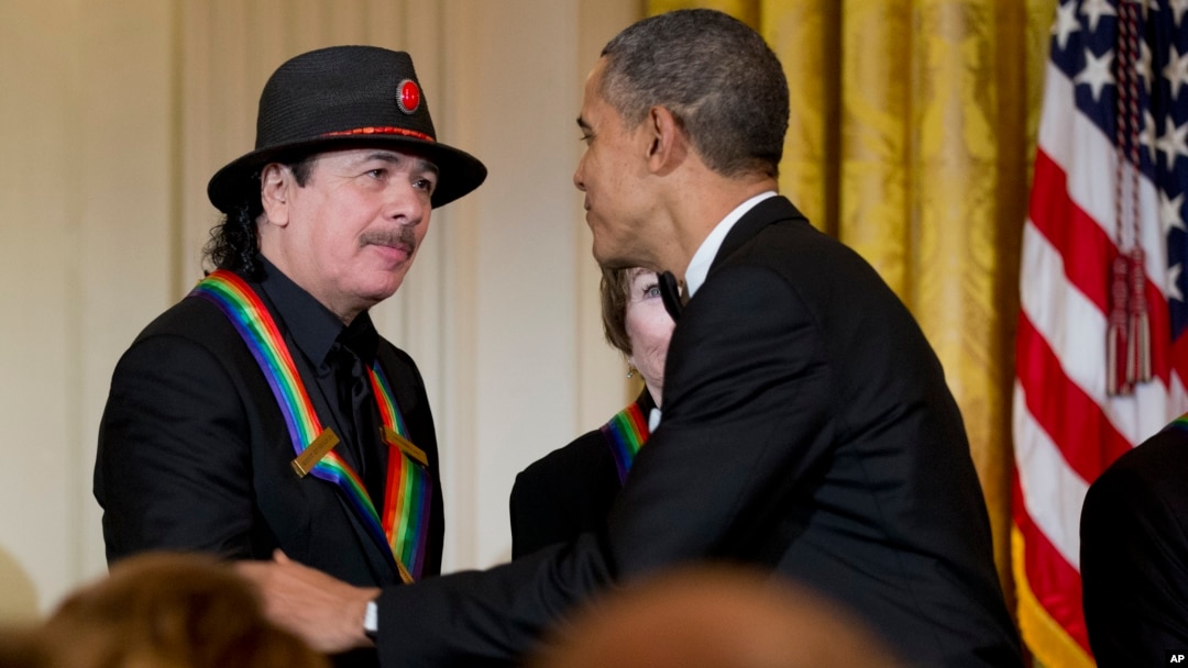 El presidente Barack Obama felicita a Carlos Santana por haber recibido el premio del Kennedy Center.