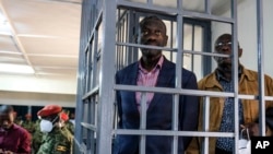 Mwanasiasa wa upinzani nchini Uganda Dkt. Kiiza Besigye akiwa katika mahakama ya kijeshi