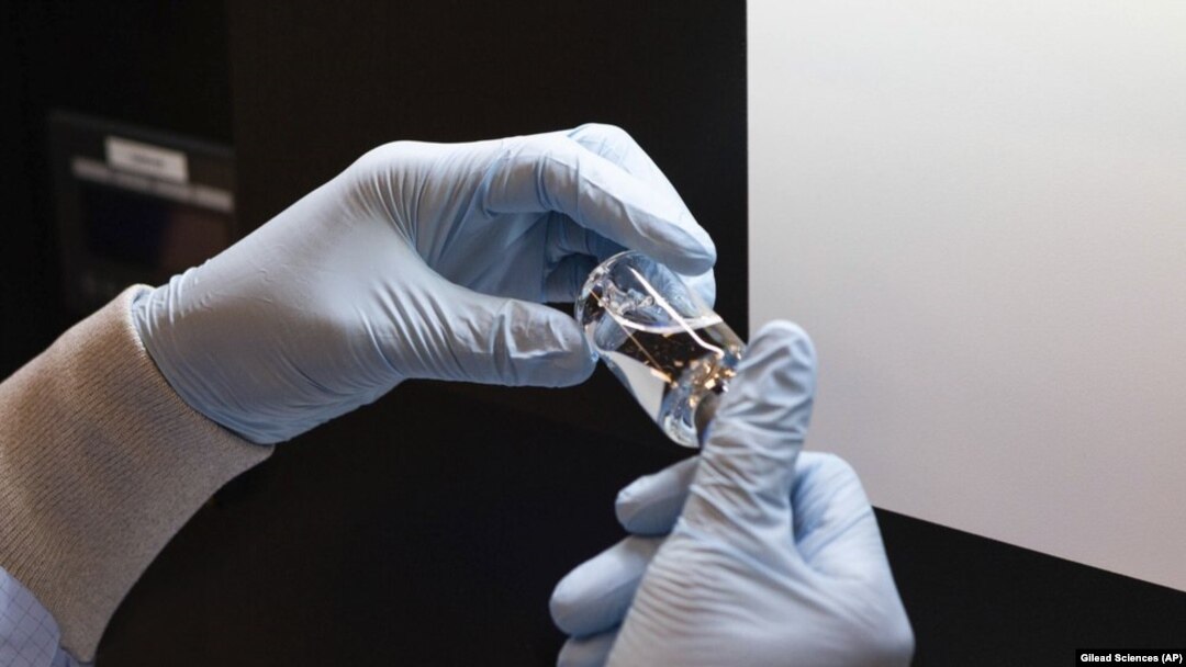 Un vial experimental de Remdisivir es inspeccionado en el laboratorio en marzo de 2020. (Foto de Gilead Sciences distribuida por AP)