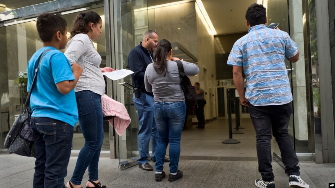 Immigratsiya sudiga kelgan muhojir oila. Los-Anjeles, Kaliforniya, 30-may, 2019. 