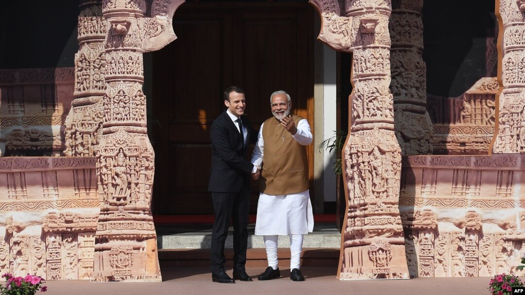 Indian Prime Minister Narendra Modi (R) welcomes French President Emmanuel Macron to the founding conference of the International Solar Alliance in New Delhi on March 11, 2018. 