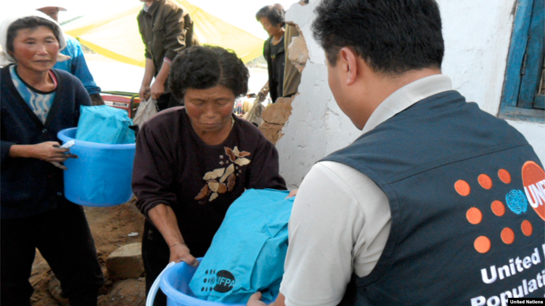 유엔인구기금, UNFPA 직원이 북한 주민들에게 의약품 등 지원물품을 나눠주고 있다.