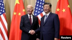 O Presidente dos EUA, Joe Biden, reúne-se com o Presidente da China, Xi Jinping, à margem da Cimeira da APEC em Lima, Peru, a 16 de novembro de 2024.