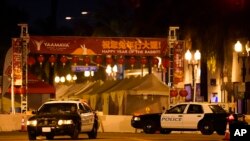 Vehículos policiales en el lugar donde ocurrió el tiroteo en Monterey Park, California, el 22 de enero de 2023.