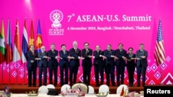 美國國家安全顧問奧布萊恩與東盟各國外長和泰國總理巴育在曼谷參加第七屆東盟-美國峰會。(2019年11月4日)