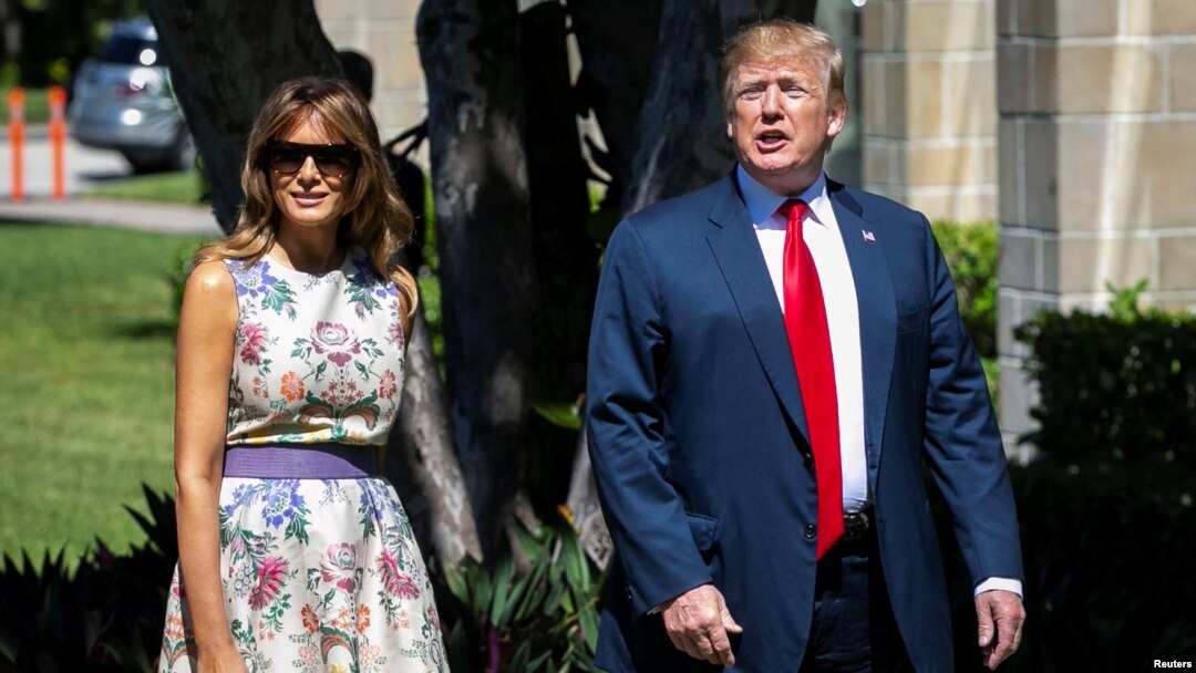 El presidente de EE.UU., Donald Trump, y la primera dama Melania Trump, llegan a la iglesia episcopal Bethesda by the Sea, en Palm Beach, Florida, para el servicio religioso del Domingo de Pascua. Abril 21 de 2019. (REUTERS/Al Drago)