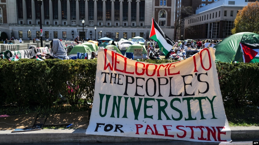 New York’taki Columbia Üniversitesi’nde Pazartesi günü İsrail karşıtı öğrencilerin prorotesto eylemleri nedeniyle yüz yüze derslerin iptal edilmesinden saatler sonra Yale Üniversitesi kampüsünde Filistin yanlısı gösteri yapan onlarca öğrenci gözaltına alındı.