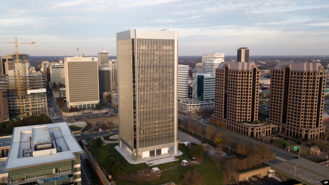 ARCHIVO - El edificio de la Reserva Federal, en el centro, se eleva sobre el horizonte de Richmond, Virginia, el 4 de diciembre de 2017. AP