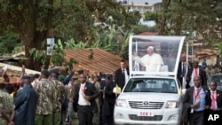 El papa Francisco saluda a los residentes del barrio marginal de Kangemi en Nairobi, donde denunció las injusticias de la pobreza urbana.