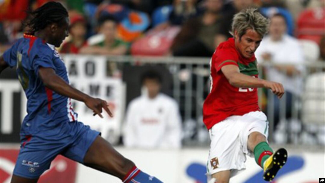 O jogador cabo-verdiano Marco Soares, numa jogada com o português Fábio Coentrão, durante um jogo amigável em 2012 (foto de arquivo)