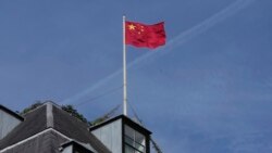 目前的中國駐倫敦大使館頂部的中國國旗。 (2023年9月11日)