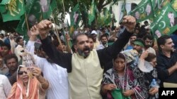 په نژدې ورځو کې د حکومت مخالف ګوندونو په پاکستان کې د ګرانۍ په ضد مظاهرې کړي دي