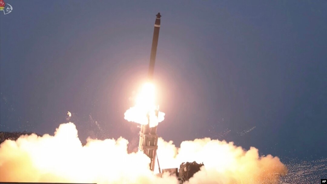 ARCHIVO - Esta imagen tomada de un video transmitido por KRT de Corea del Norte muestra lo que dice es un misil balístico lanzado desde una ubicación no revelada en Corea del Norte, el lunes 20 de febrero de 2023.