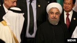 برخورد حسن روحانی رئیس جمهوری ایران و ملک سلمان پادشاه عربستان در حاشیه نشست سران سازمان همکاری اسلامی در استانبول ترکیه - ۲۶ فروردین ۱۳۹۵