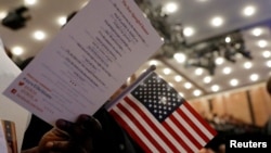 新公民在紐約舉行的美國公民和移民服務部（USCIS）的入籍儀式上。 （2017年4月10日）