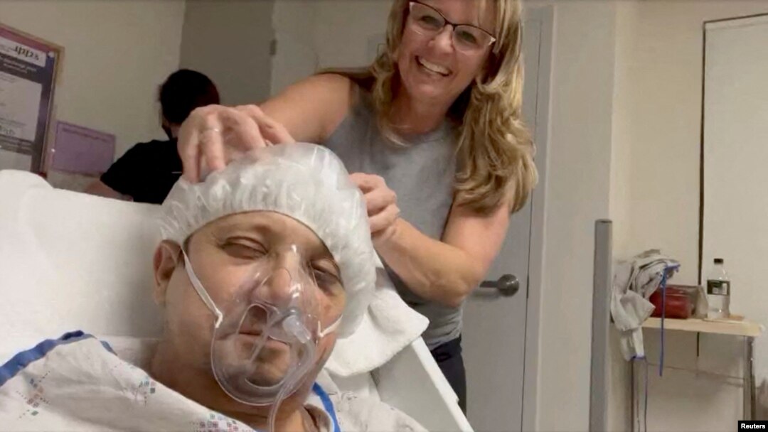 El actor Jeremy Renner recibe un masaje en la cabeza durante su estadía en el hospital en un lugar desconocido luego de un accidente en esta captura de pantalla obtenida de un video de las redes sociales el 5 de enero de 2023.