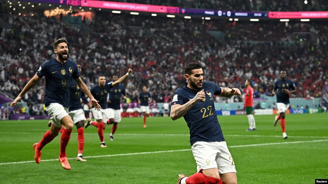 Mfaransa Theo Hernandez akishangilia baada ya kufunga bao lake la kwanza akiwa na Olivier Giroud . katika mechi ya Ufaransa dhidi ya Morocco uwanja wa AlBayt. REUTERS/Dylan Martinez.