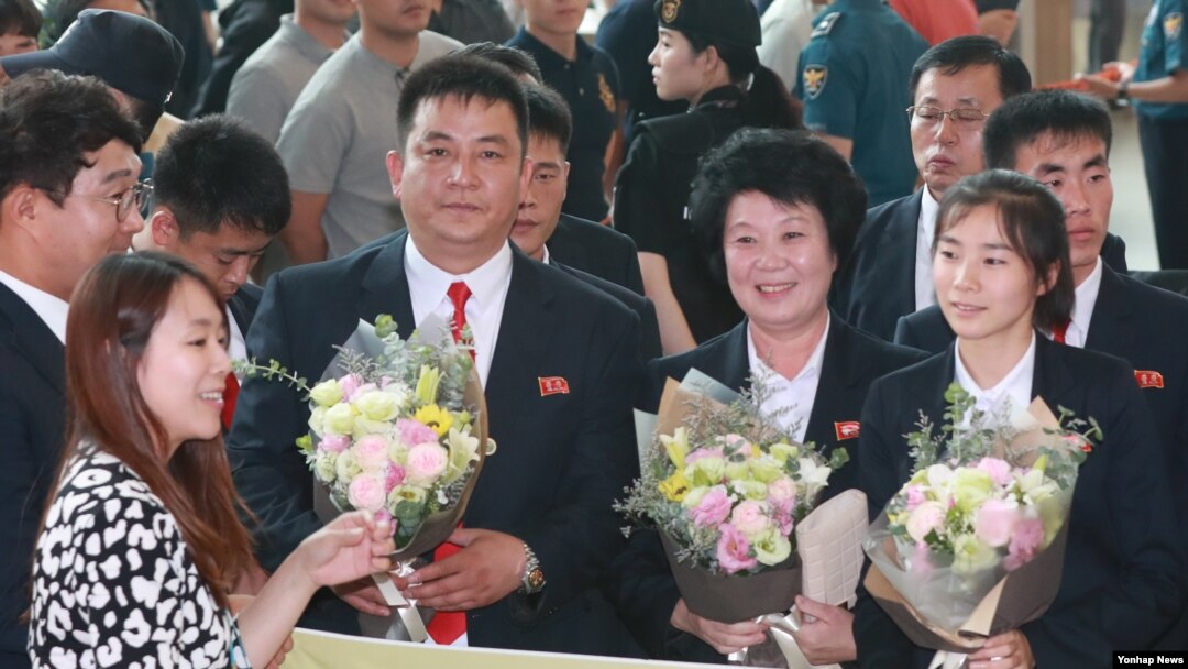 북한의 국제태권도연맹(ITF) 태권도 시범단이 1일 오후 인천국제공항을 통해 출국하고 있다.