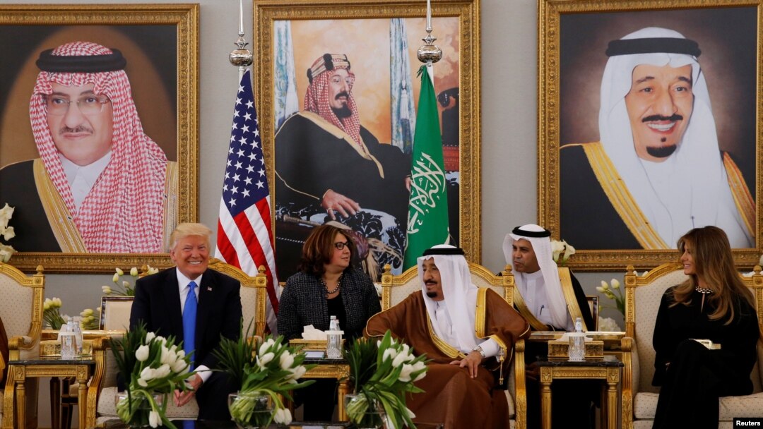 Rais Donald Trump afanya mazungumzo mafupi na Mfalme wa Saudi Salman Bin Abdulaziz