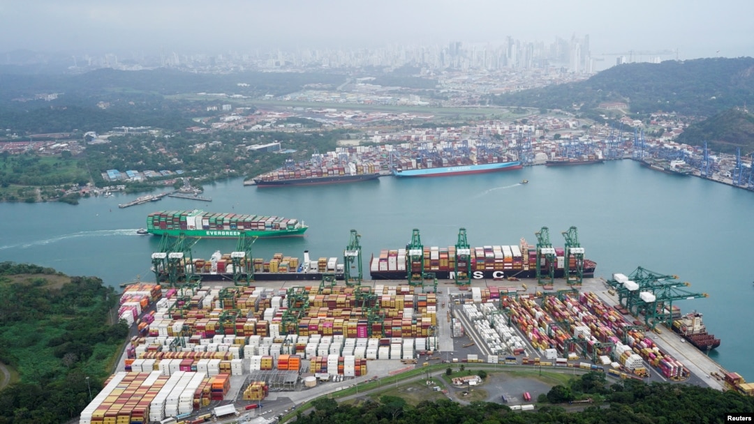 ARCHIVO - Una vista aérea muestra contenedores en el Puerto de Balboa, operado por Panama Ports Company, en el Canal de Panamá, en la Ciudad de Panamá, Panamá, 1 de febrero de 2025. 