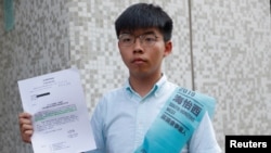 香港区议会选举的选情在民众的“反送中”抗争中意外频出。图为香港众志秘书长黄之锋参选香港南区海怡西区议会选举候选人。他后来被取消参选资格，引发国际关注。(2019年10月4日资料照)
