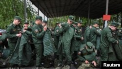 На призывном пункте в Батайске, Ростовская область. 16 мая 2024.