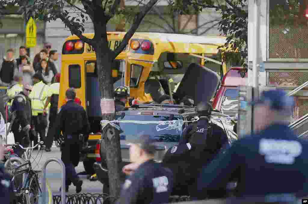Las autoridades responden cerca de un autobús escolar dañado el martes en Nueva York. Un automovilista condujo por un concurrido carril de bicicletas cobrando la vida de al menos seis personas, este 31 de octubre de 2017. 