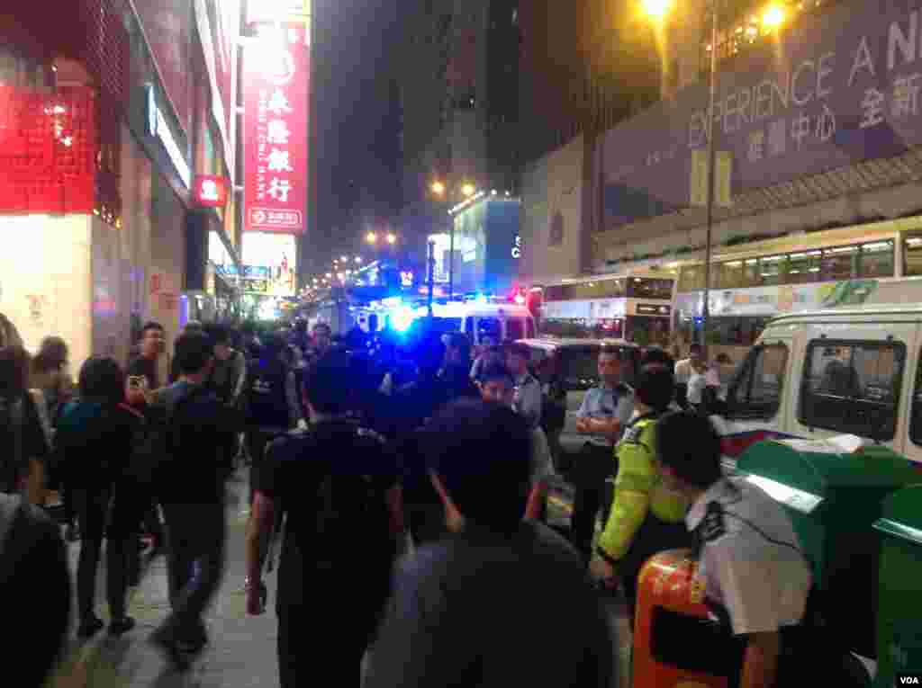 大批市民連續第二晚在旺角與警方「巷戰」 (美國之音海彥拍攝 )