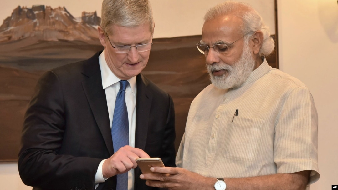 Indian Prime Minister Narendra Modi, right, meets Apple CEO Tim Cook, in New Delhi, India, May 21, 2016. Cook laid out his company's plans for the vast Indian market during a meeting with Modi.