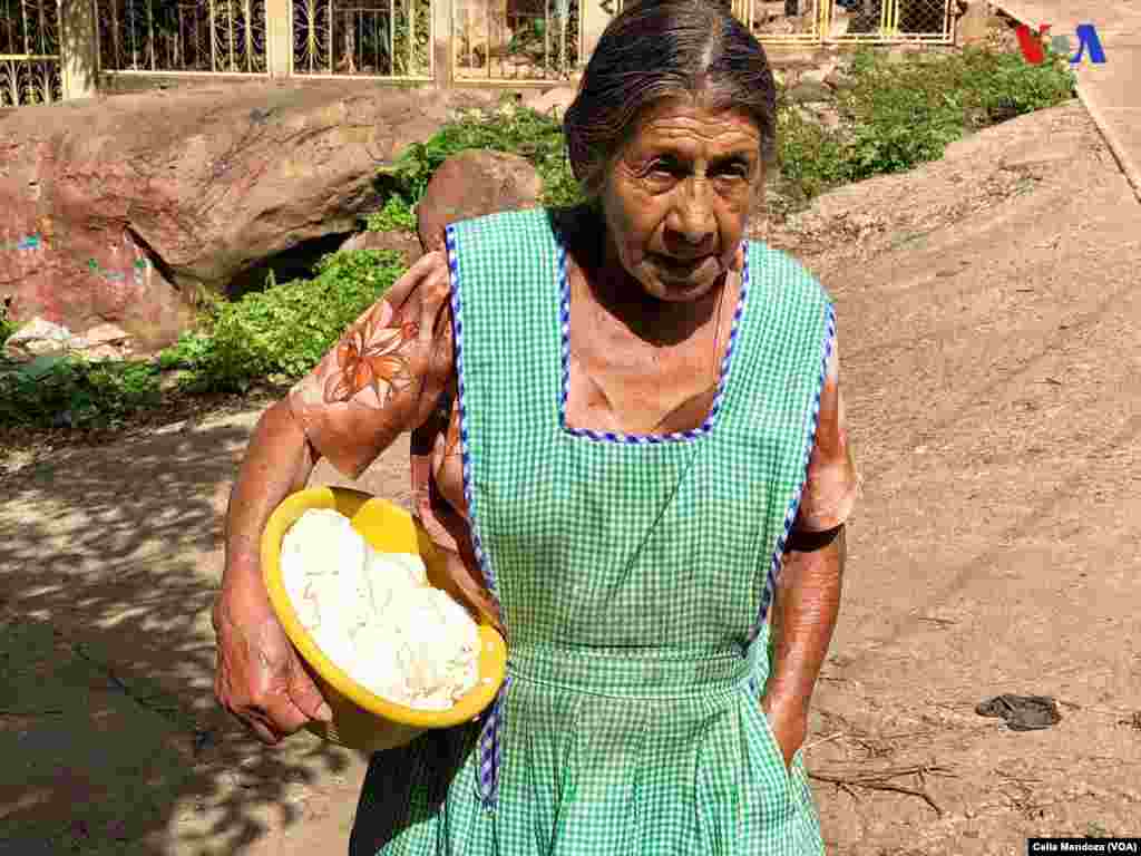 Imagen de un familiar de Yeni que está a camino para hacer tortillas 